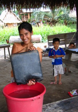 <p>Woman collecting water in Peru. Photo by Will Oswald.</p>
